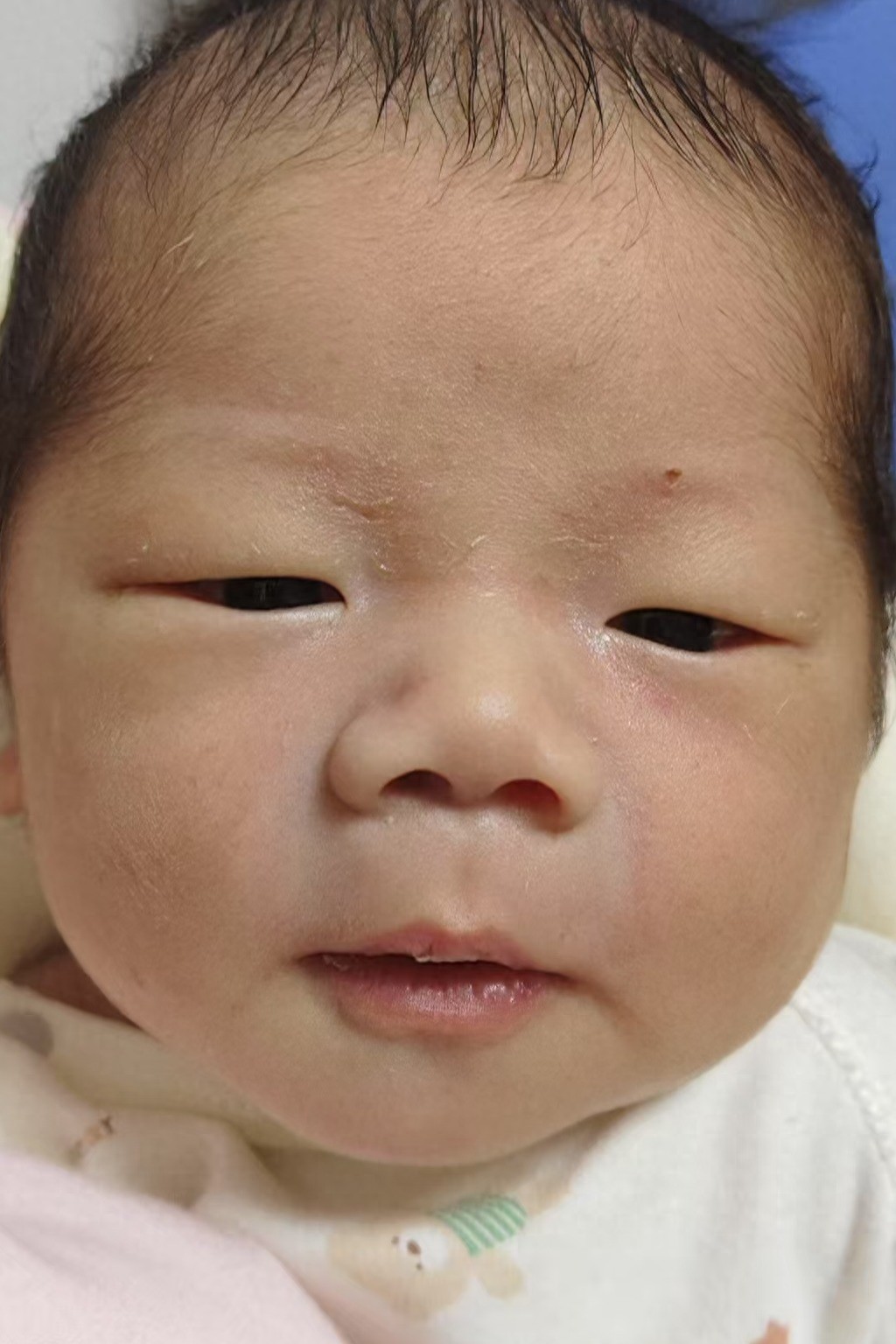 走失者照片 长春市寻亲：初生男婴被救助，穿白色...