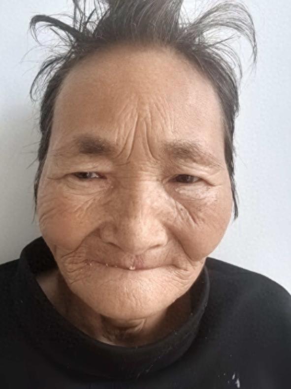 走失者照片 周口市寻亲：八旬老太被救助，穿黑色...