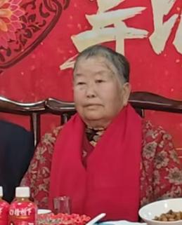 走失者照片 泰安市寻人：七旬老太走失，穿红色花...