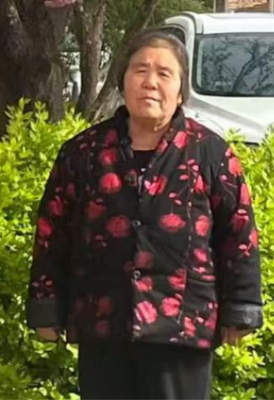 走失者照片 西安市寻人：七旬老太走失，穿深红色...