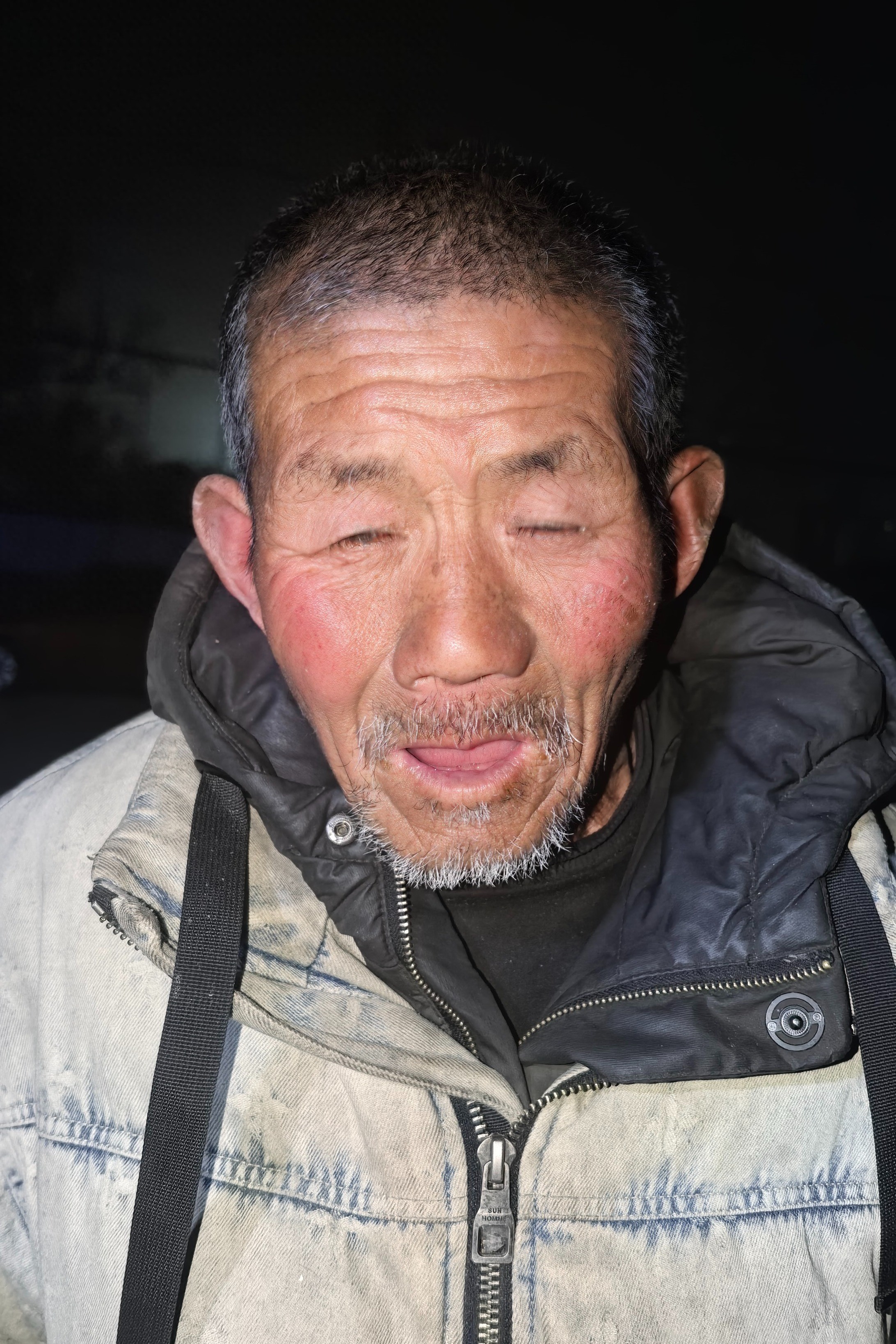 走失者照片 安阳市寻亲：六旬老人被救助，穿白色...