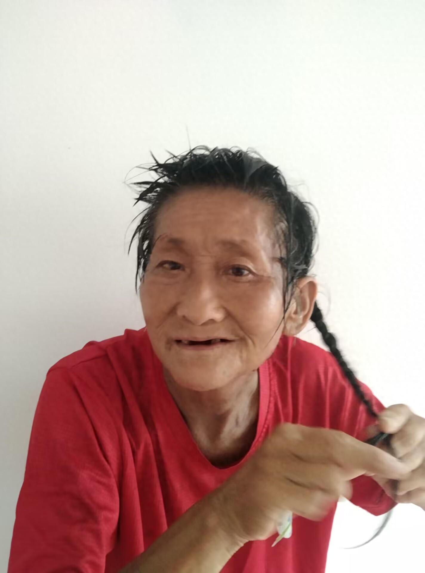 走失者照片 岳阳市寻亲：六旬老太被救助，穿黑白...