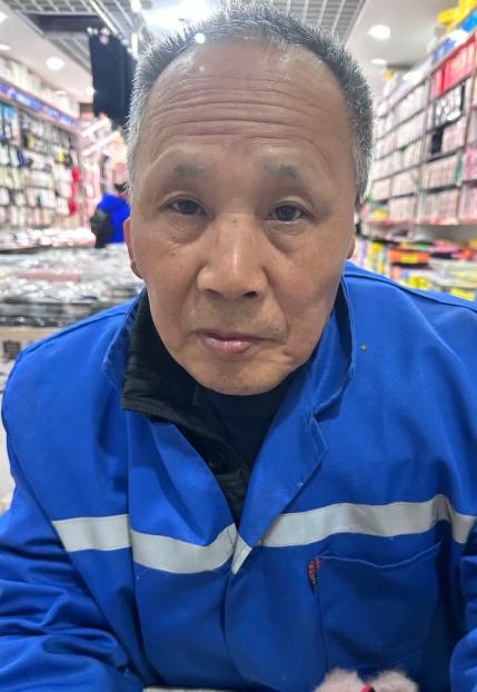 走失者照片 安顺市寻人：六旬老人走失，戴灰色鸭...