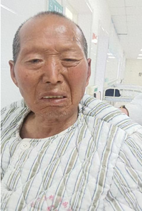 走失者照片 周口市寻亲：六旬老人被救助，穿黑色...