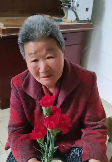 走失者照片 济源市寻人：八旬老太走失，穿红色外...