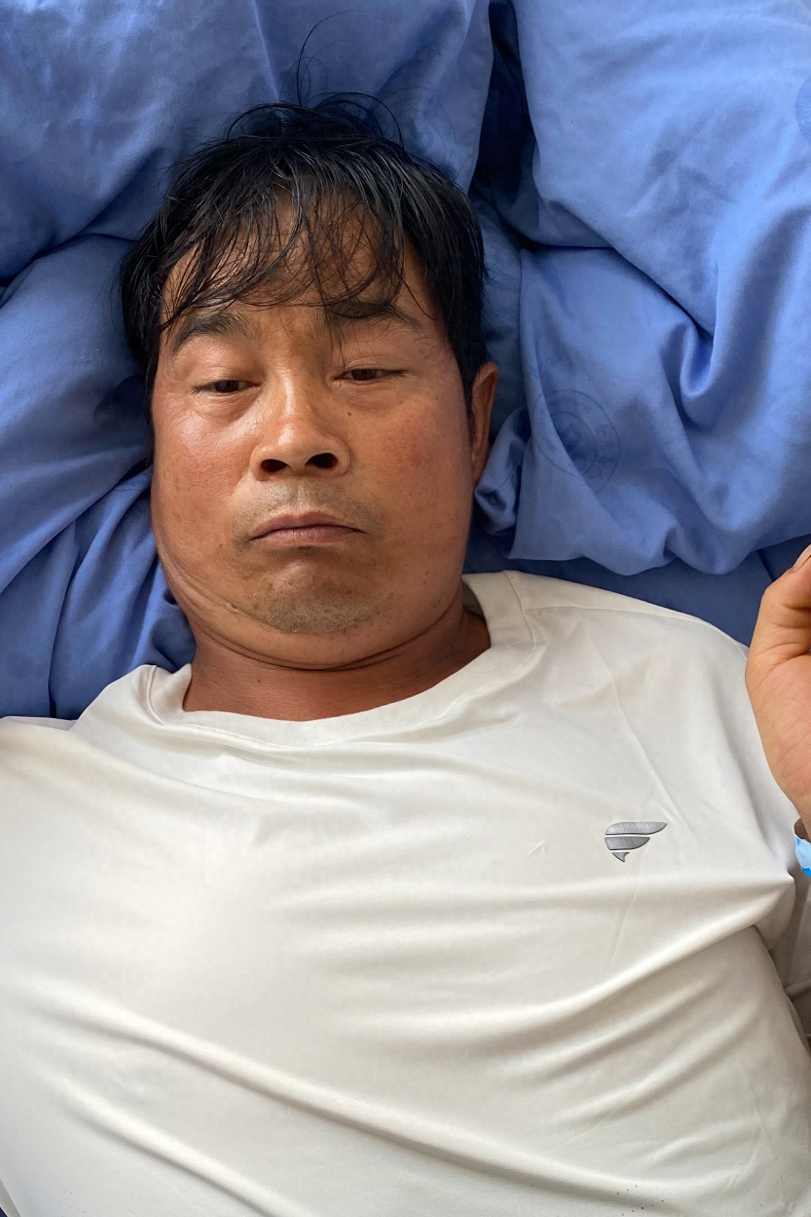 走失者照片 凉山州寻亲：五旬男子被救助，穿白色...