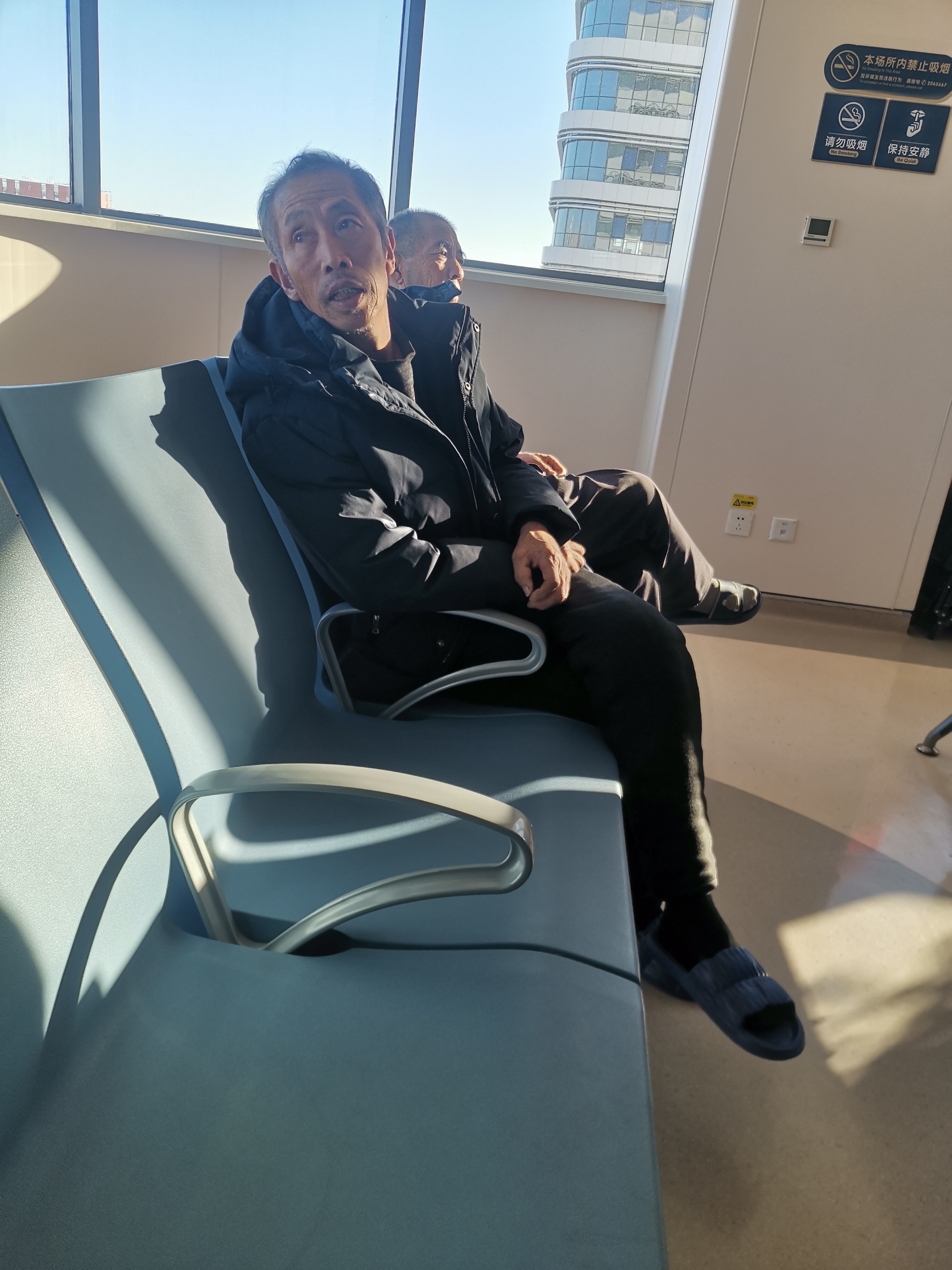 走失者照片 吕梁市寻人：六旬老人走失，穿黑色羽...