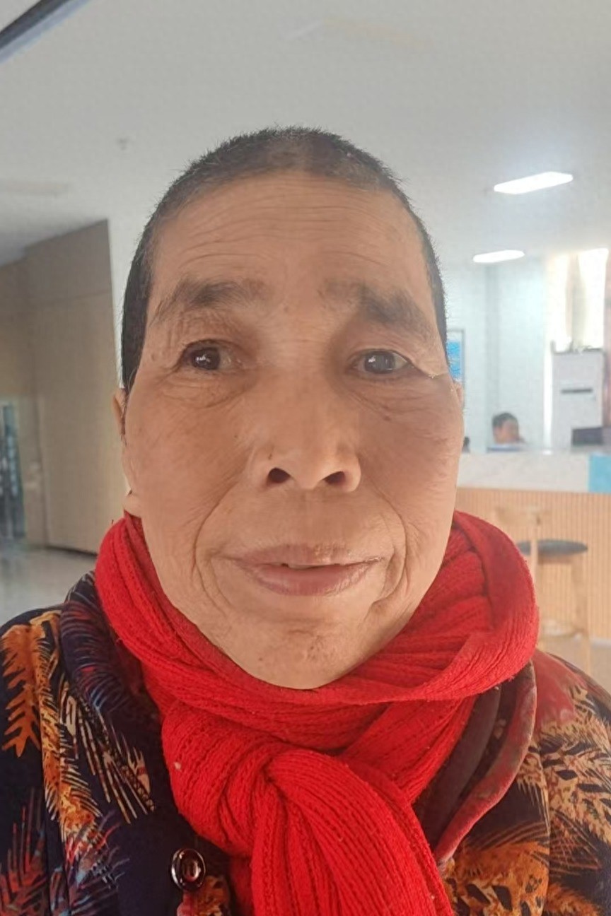 走失者照片 济南市寻亲：六旬老太被救助，系红围...