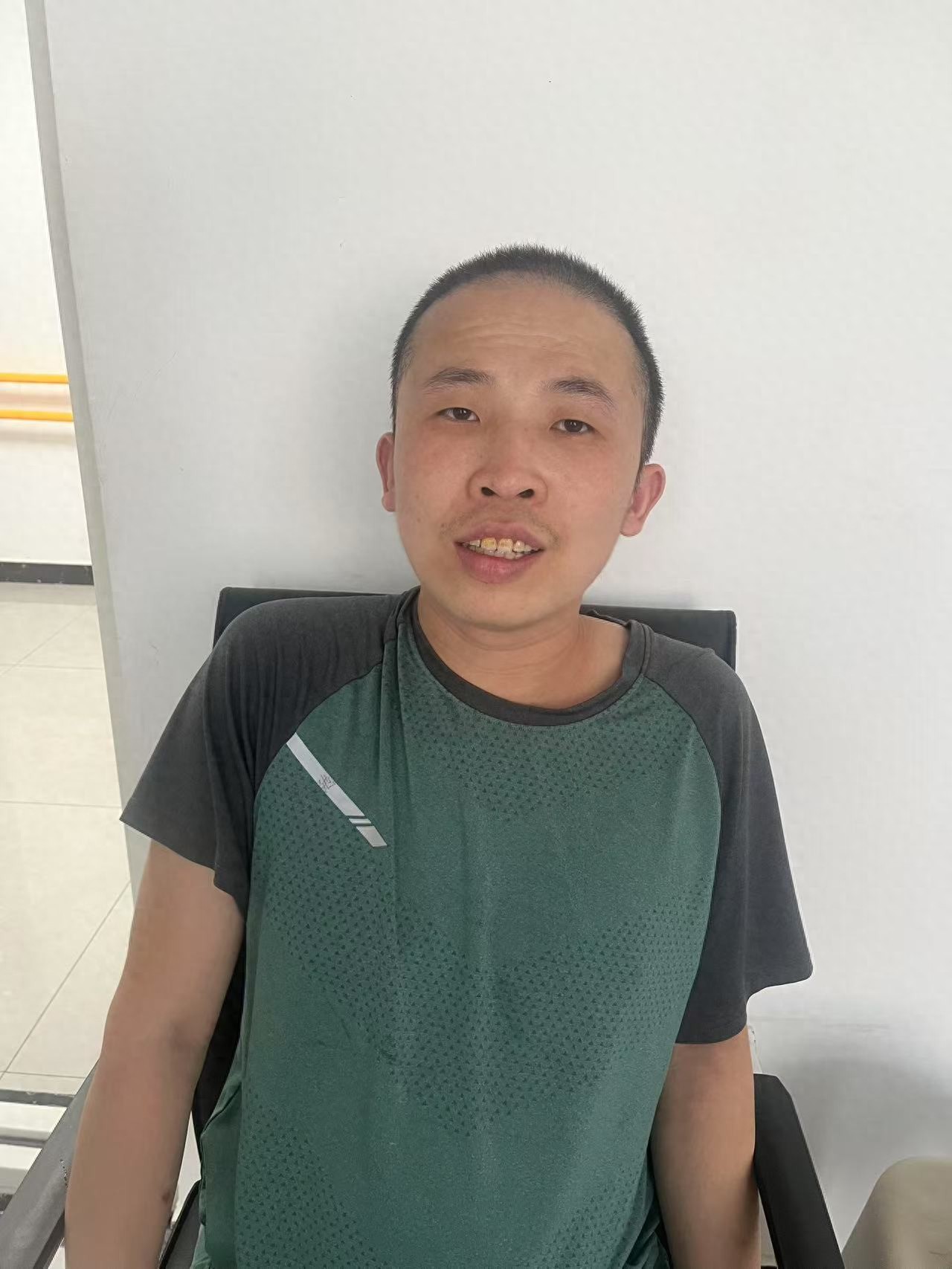 走失者照片 邯郸市寻亲：中年男子被救助，穿黑色...