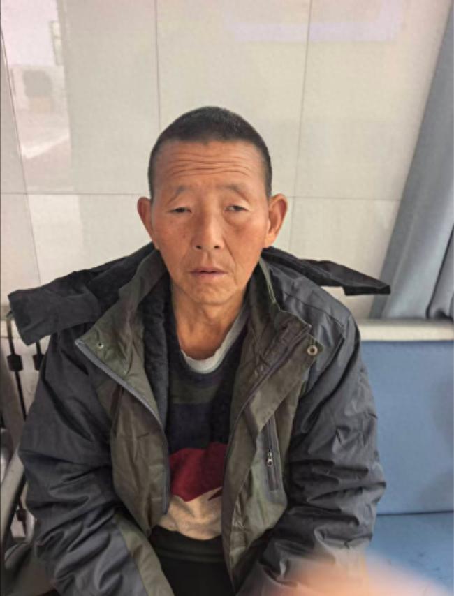 走失者照片 濮阳市寻亲：五旬男子被救助，穿蓝黑...