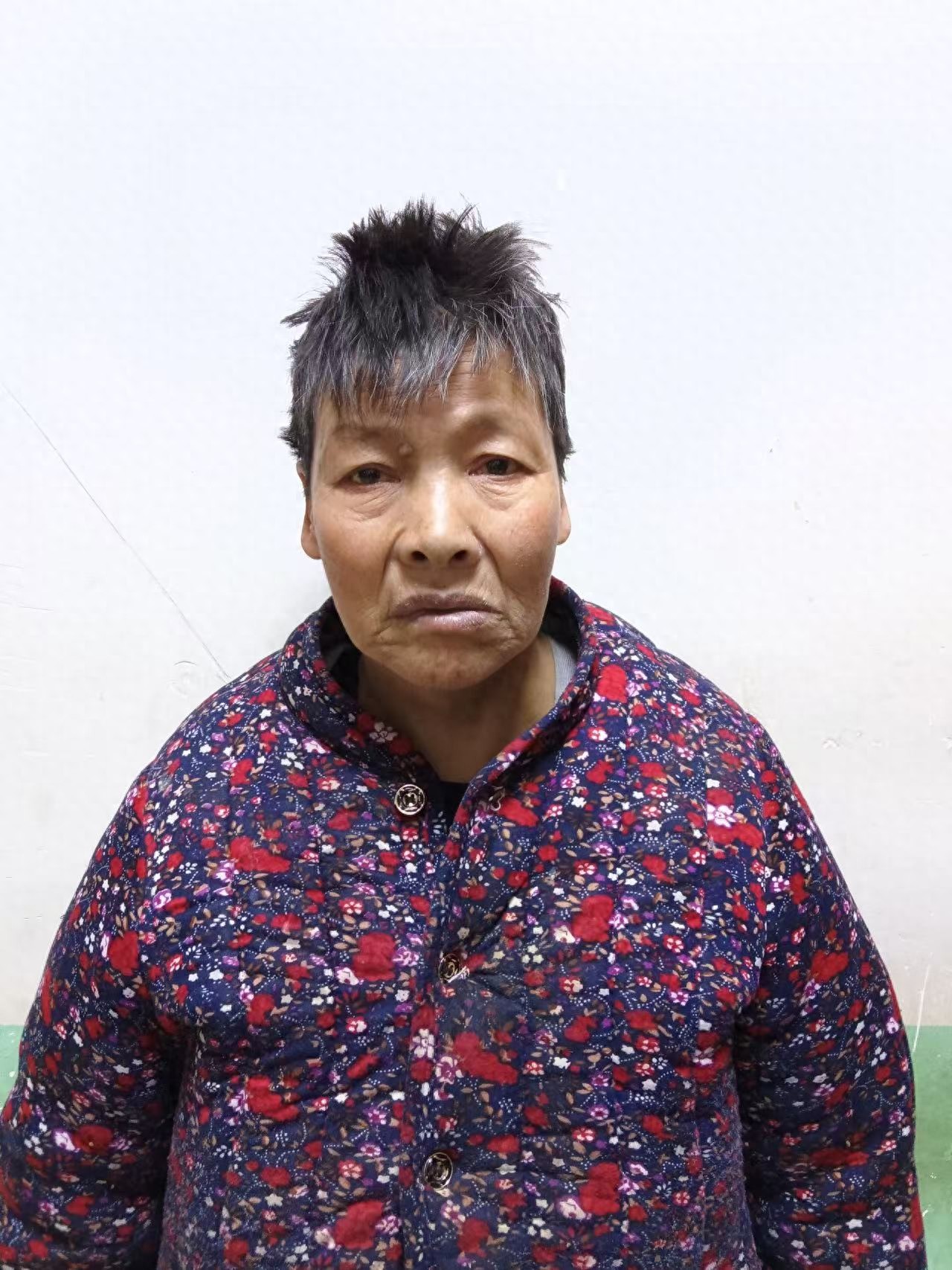 走失者照片 平凉市寻亲：六旬老太被救助，穿花棉...