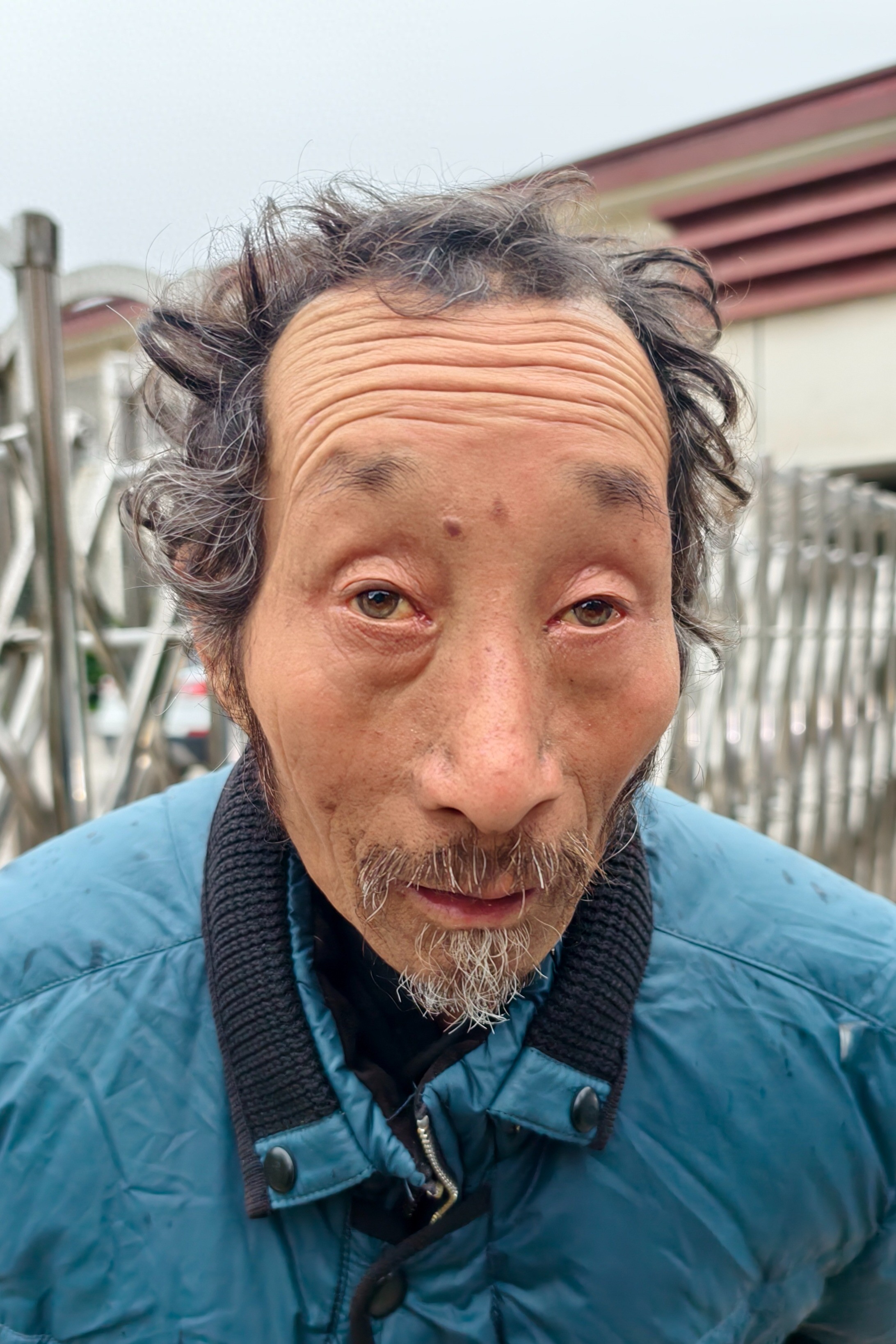 走失者照片 驻马店市寻亲：六旬老人被救助，穿蓝...