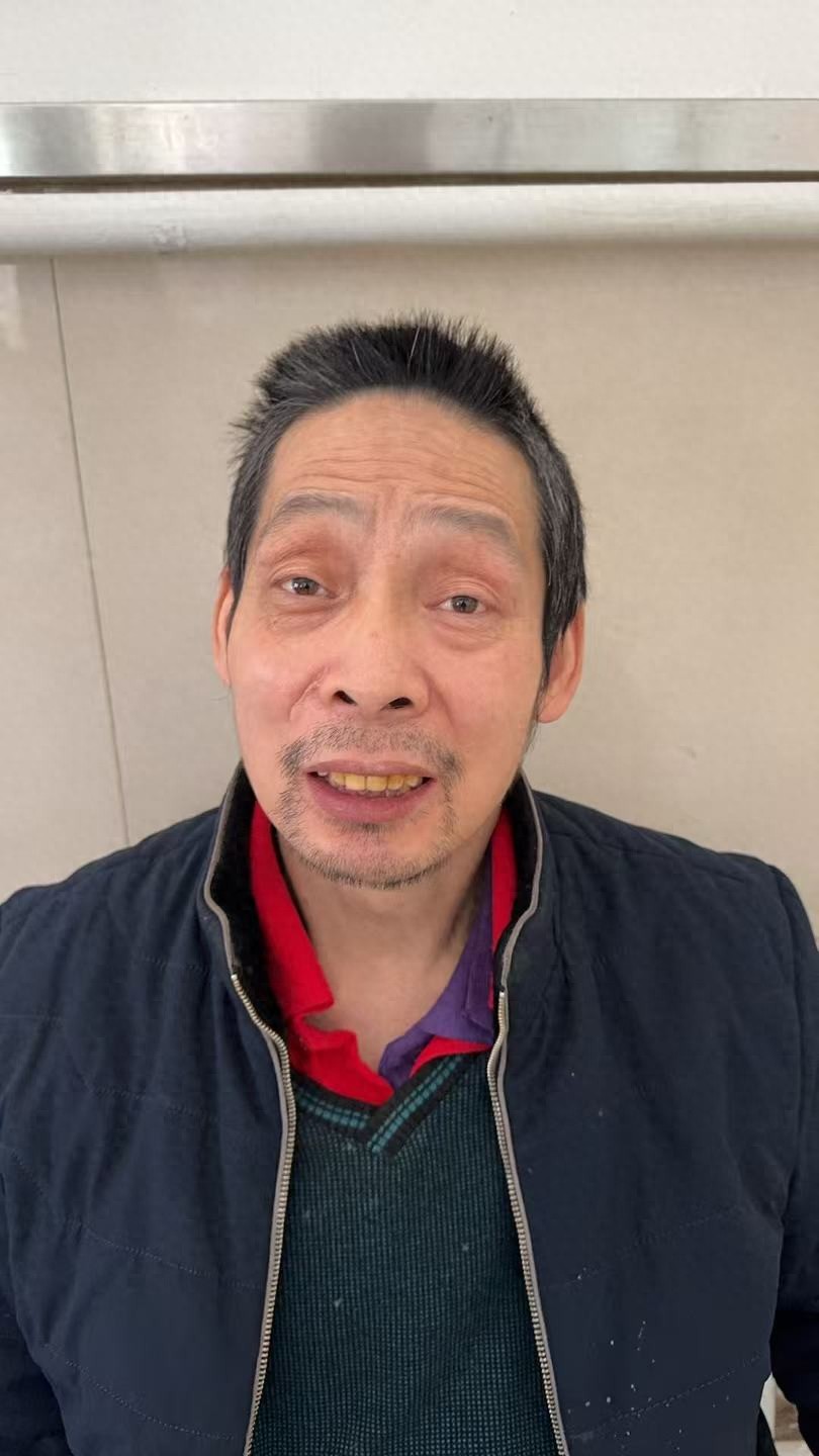 走失者照片 哈尔滨市寻亲：中年男子被救助，穿黑...