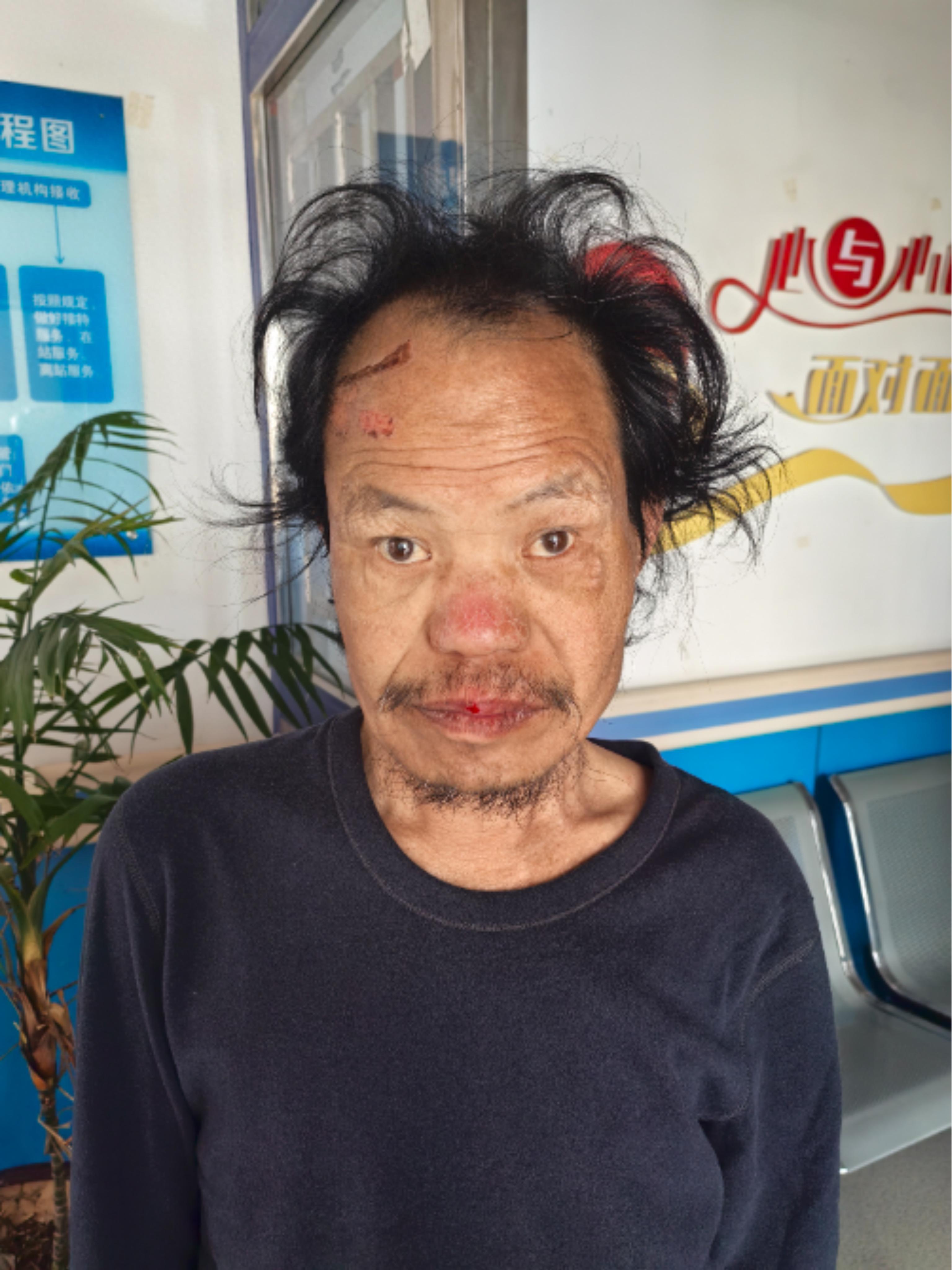 走失者照片 铜川市寻亲：五旬男子被救助，穿灰色...