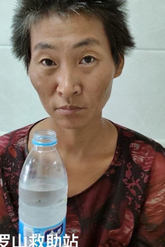 走失者照片 信阳市寻亲：中年女子被救助，穿粉红...
