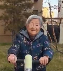 走失者照片 太原市寻人：八旬老太走失，穿灰色羽...