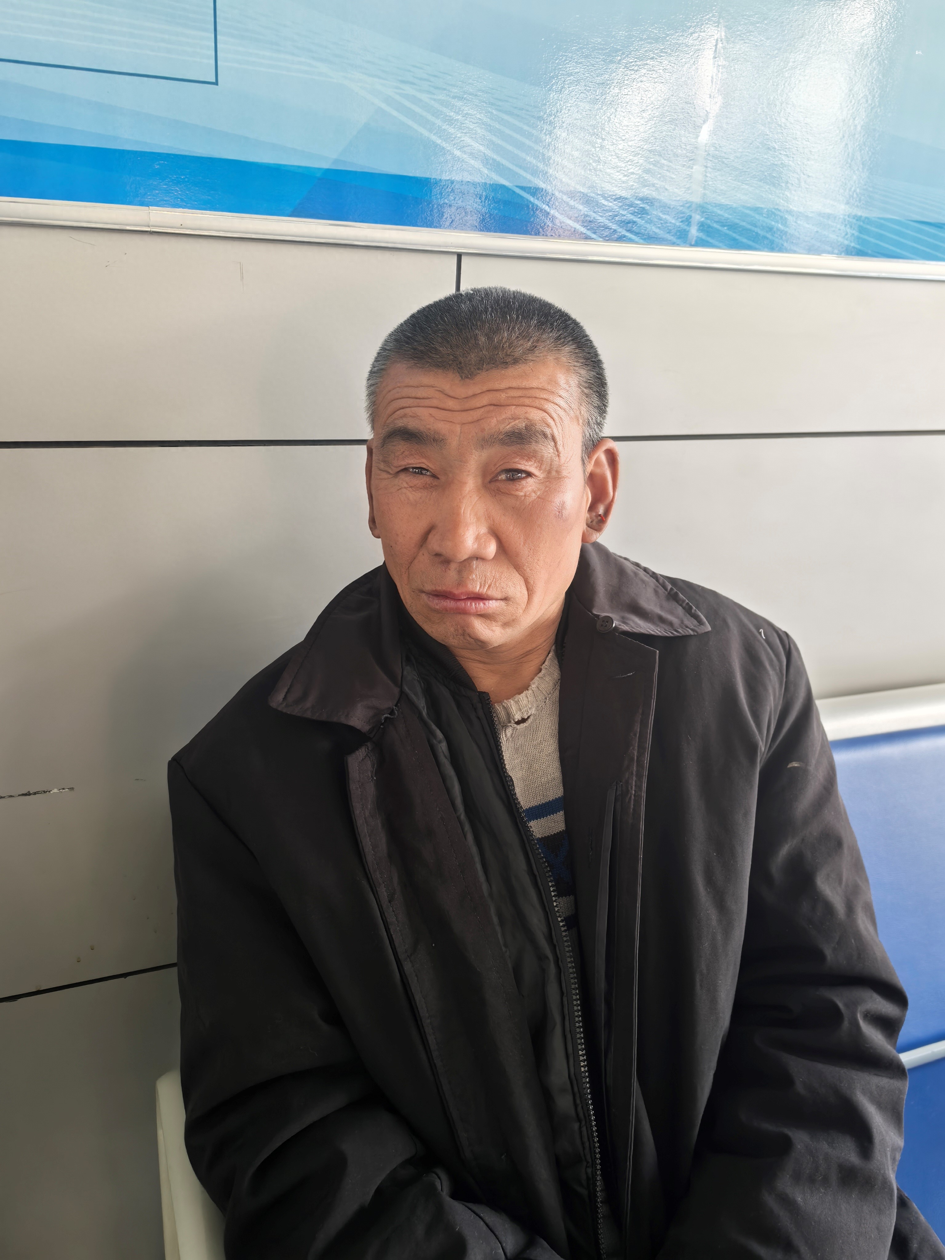 走失者照片 淄博市寻亲：六旬老人被救助，穿黑色...