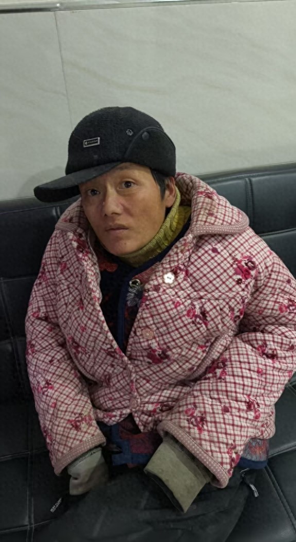 走失者照片 亳州市寻亲：中年女子被救助，戴黑色...