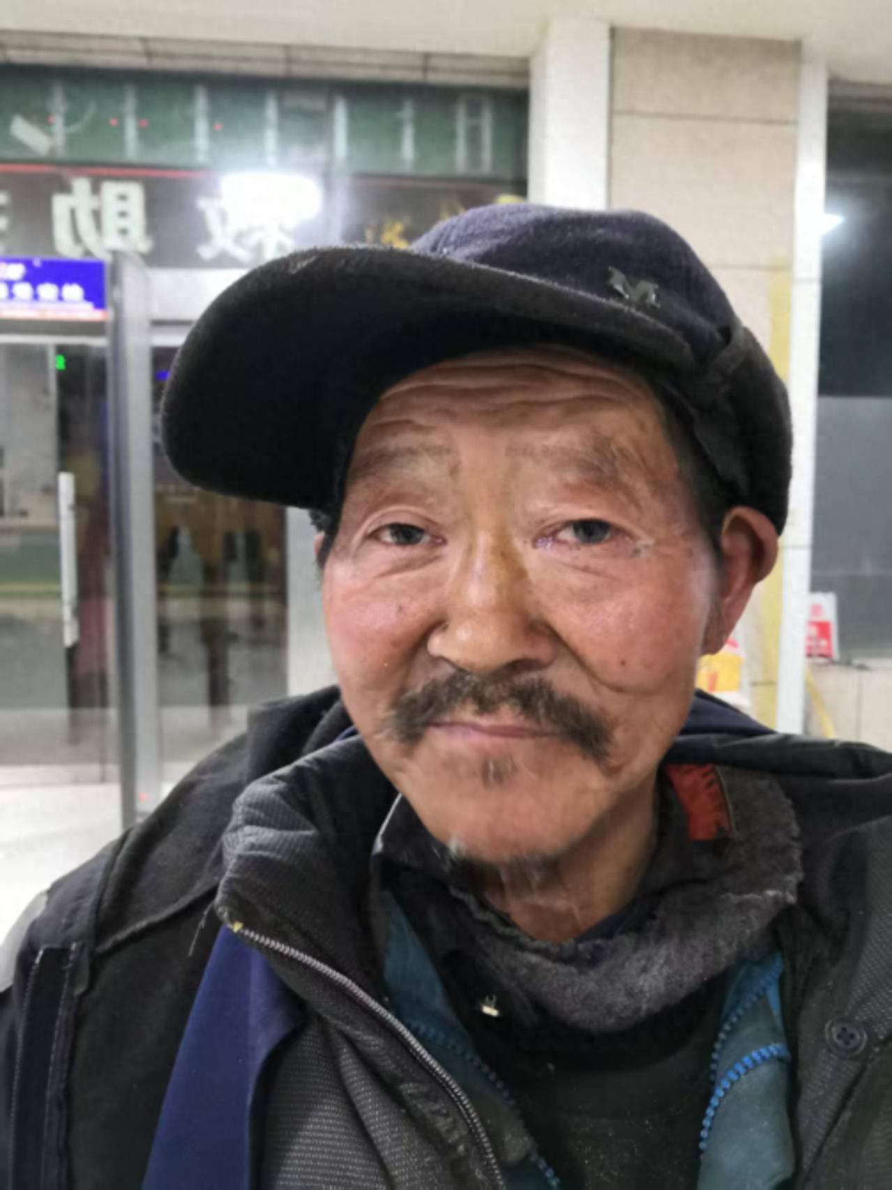 走失者照片 宝鸡市寻亲：七旬老人被救助，穿军绿...