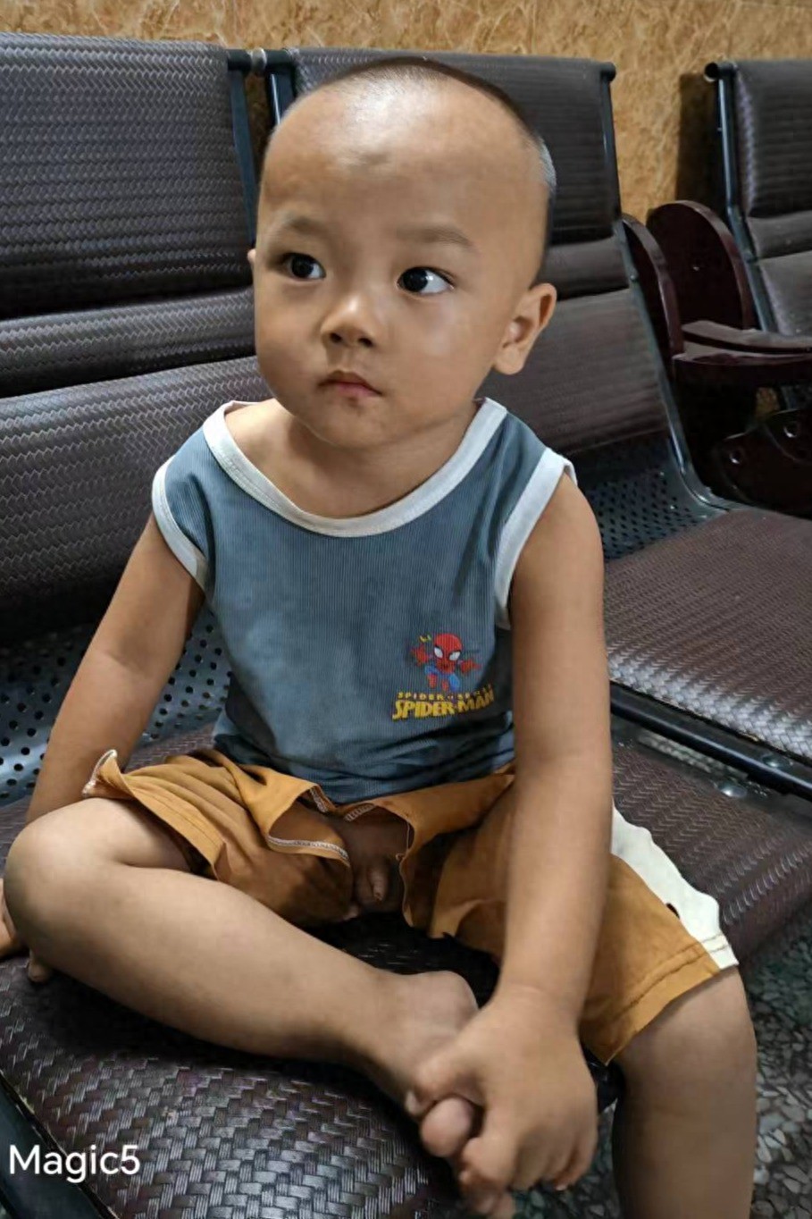 走失者照片 永州市寻亲：2岁男孩被救助，穿灰色...