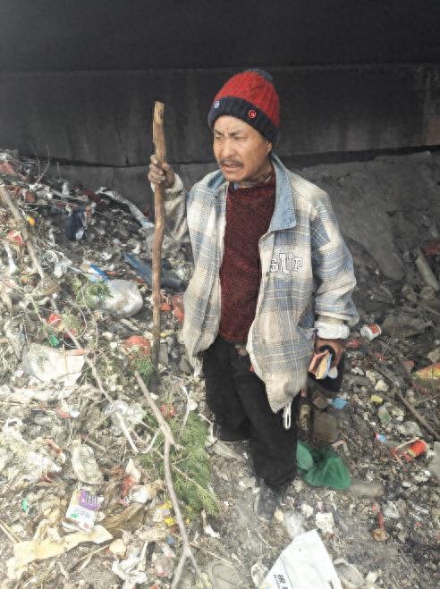 走失者照片 邯郸市寻亲：五旬男子被救助，穿红色...