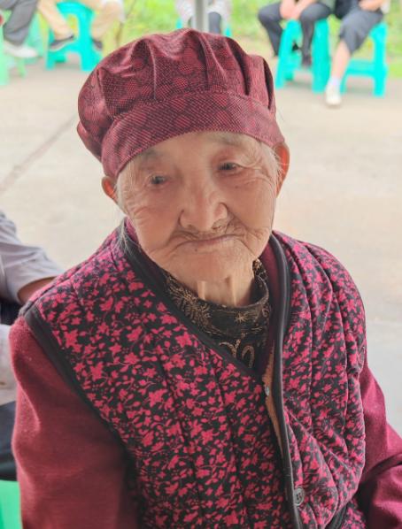 走失者照片 重庆市寻人：九旬老太走失，戴红色帽...