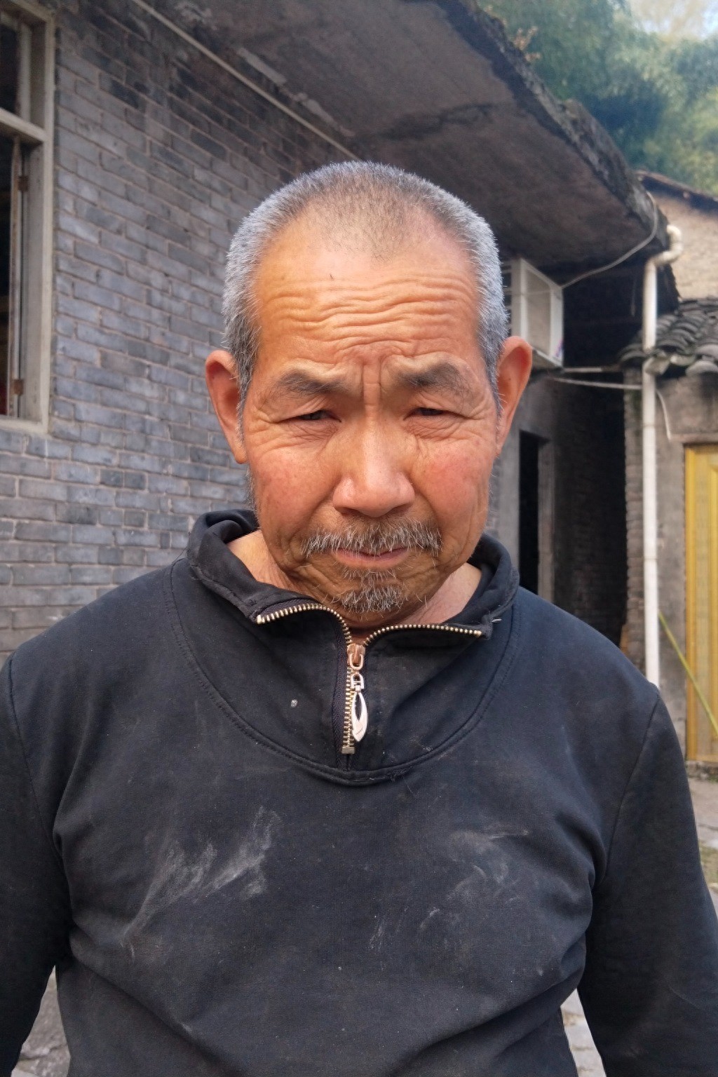 走失者照片 重庆市寻亲：六旬老人被救助，穿黑色...