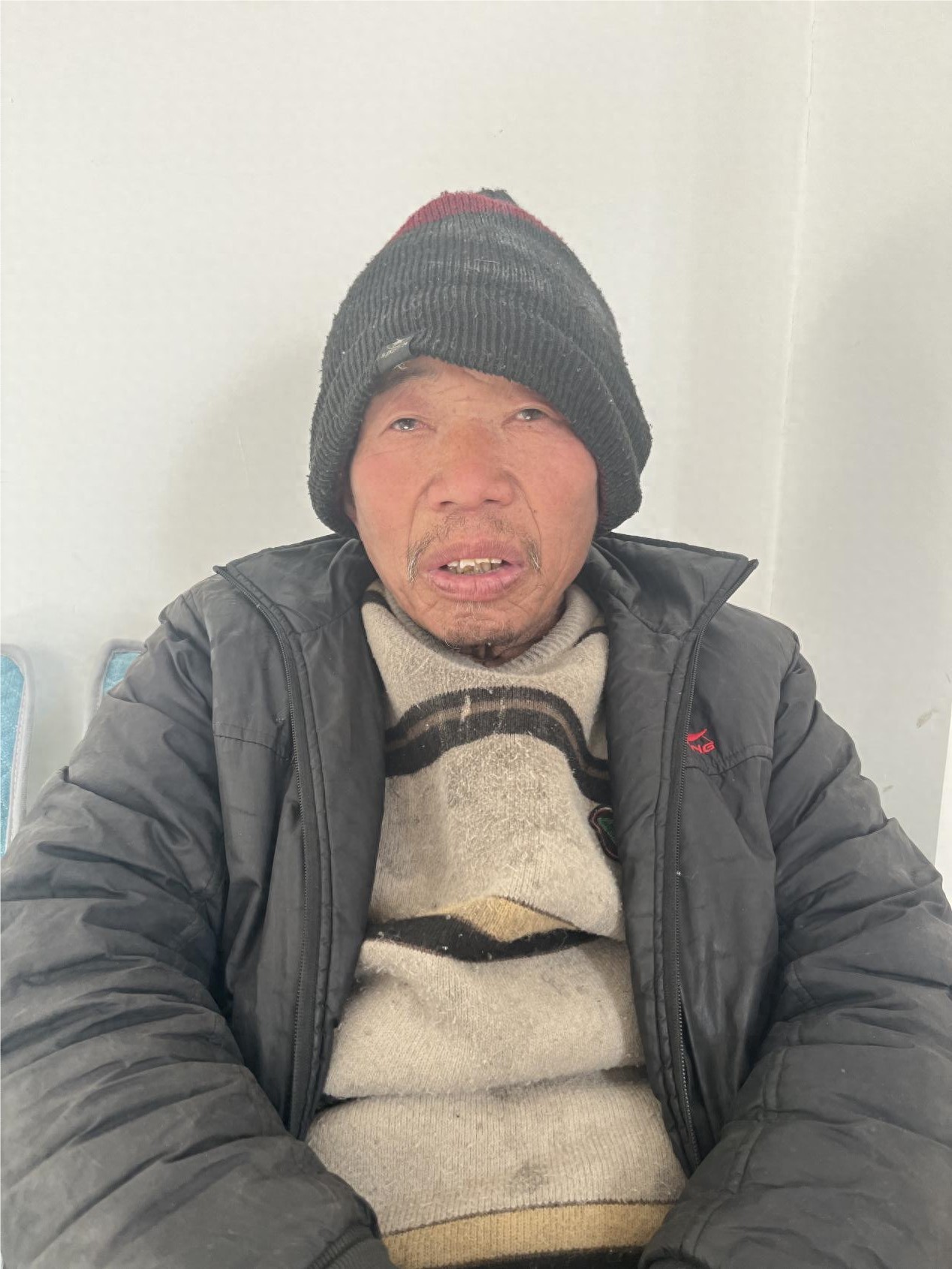 走失者照片 日照市寻亲：六旬老人被救助，穿黑色...