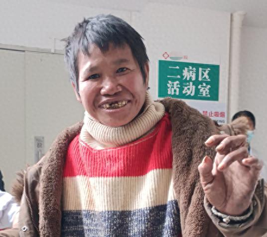 走失者照片 云浮市寻亲：五旬女子被救助，穿咖啡...
