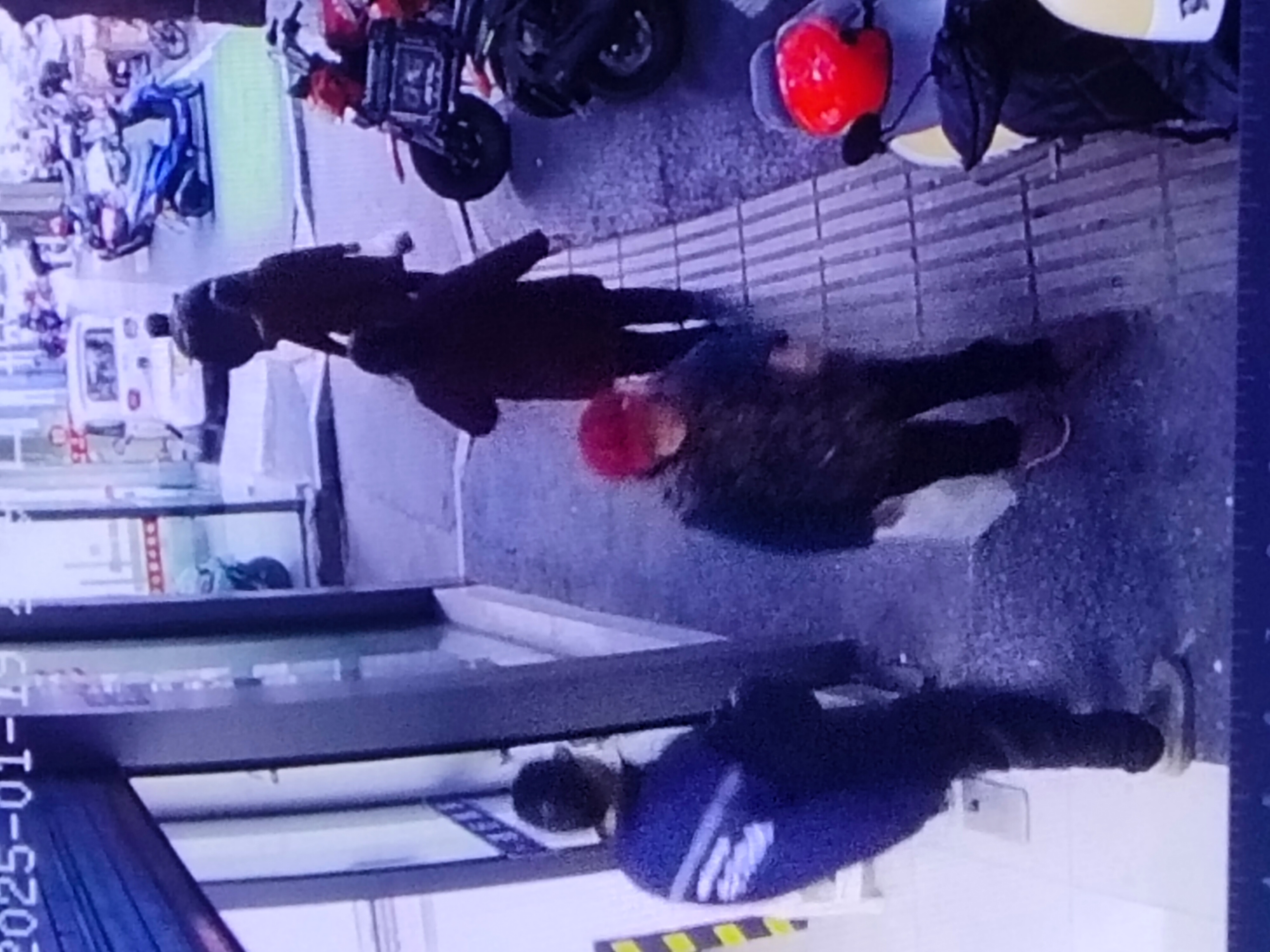 走失者照片 南充市寻人：八旬老太走失，戴红色帽...