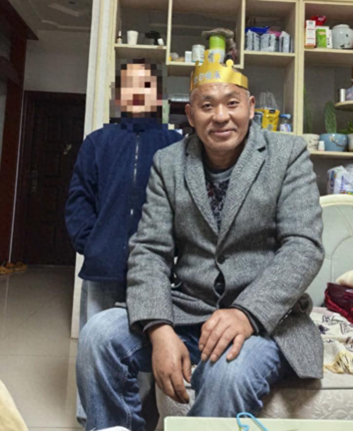 走失者照片 重庆市寻人：六旬老人走失，穿灰色长...