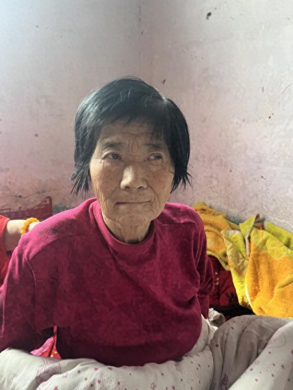 走失者照片 南阳市寻亲：六旬老太被救助，穿红色...