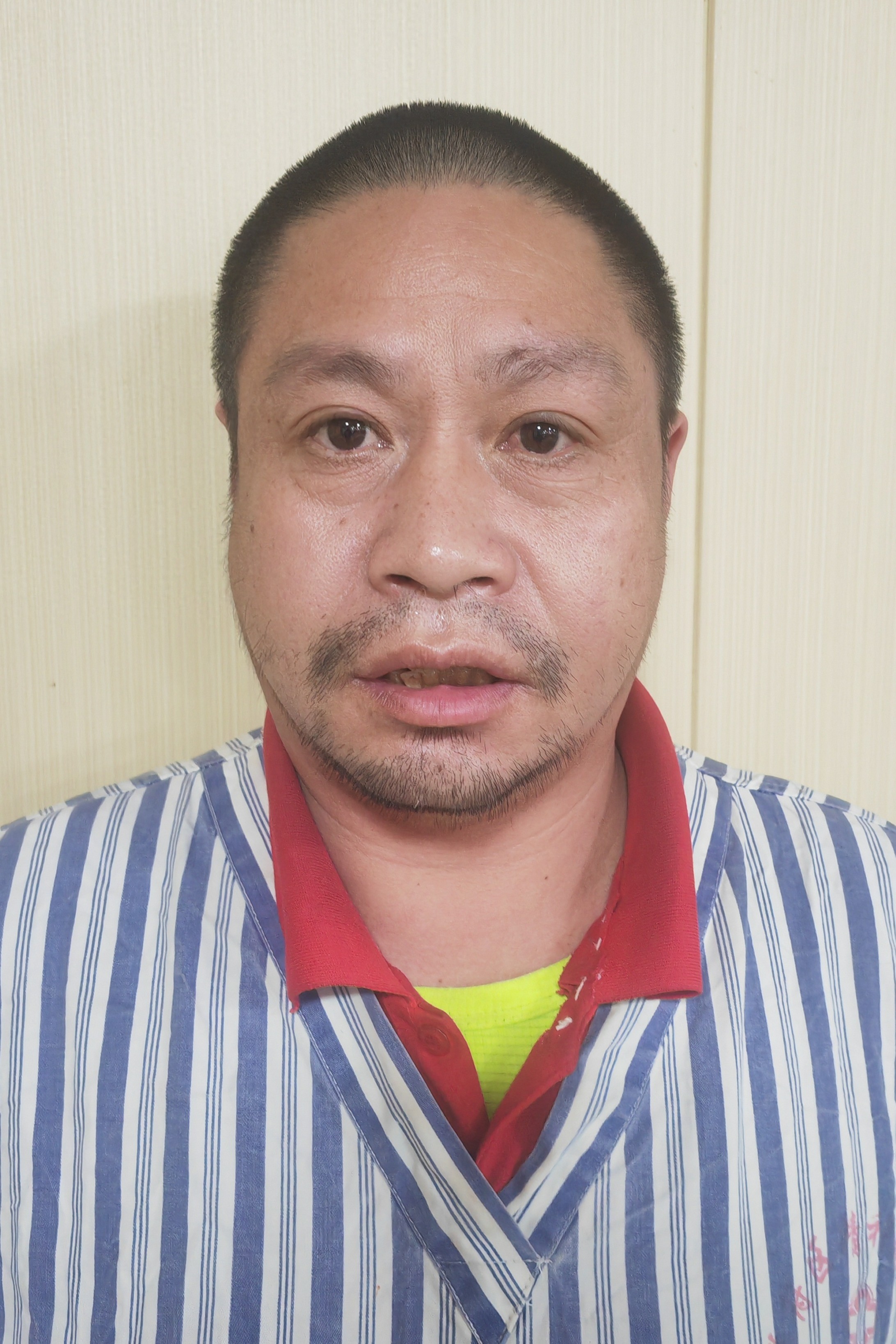 走失者照片 开封市寻亲：五旬男子被救助，穿黄绿...