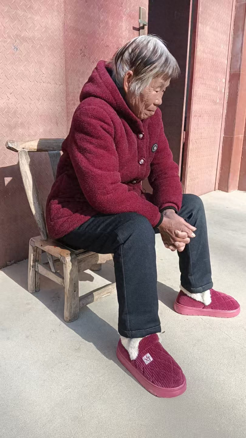 走失者照片 南阳市寻人：七旬老太走失，穿红色棉...