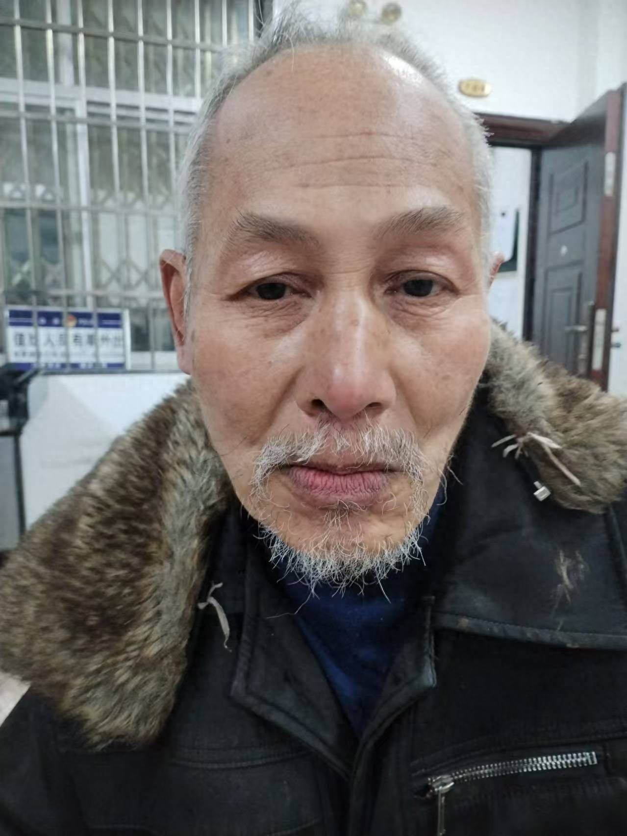 走失者照片 长沙市寻亲：七旬老人被救助，穿黑色...