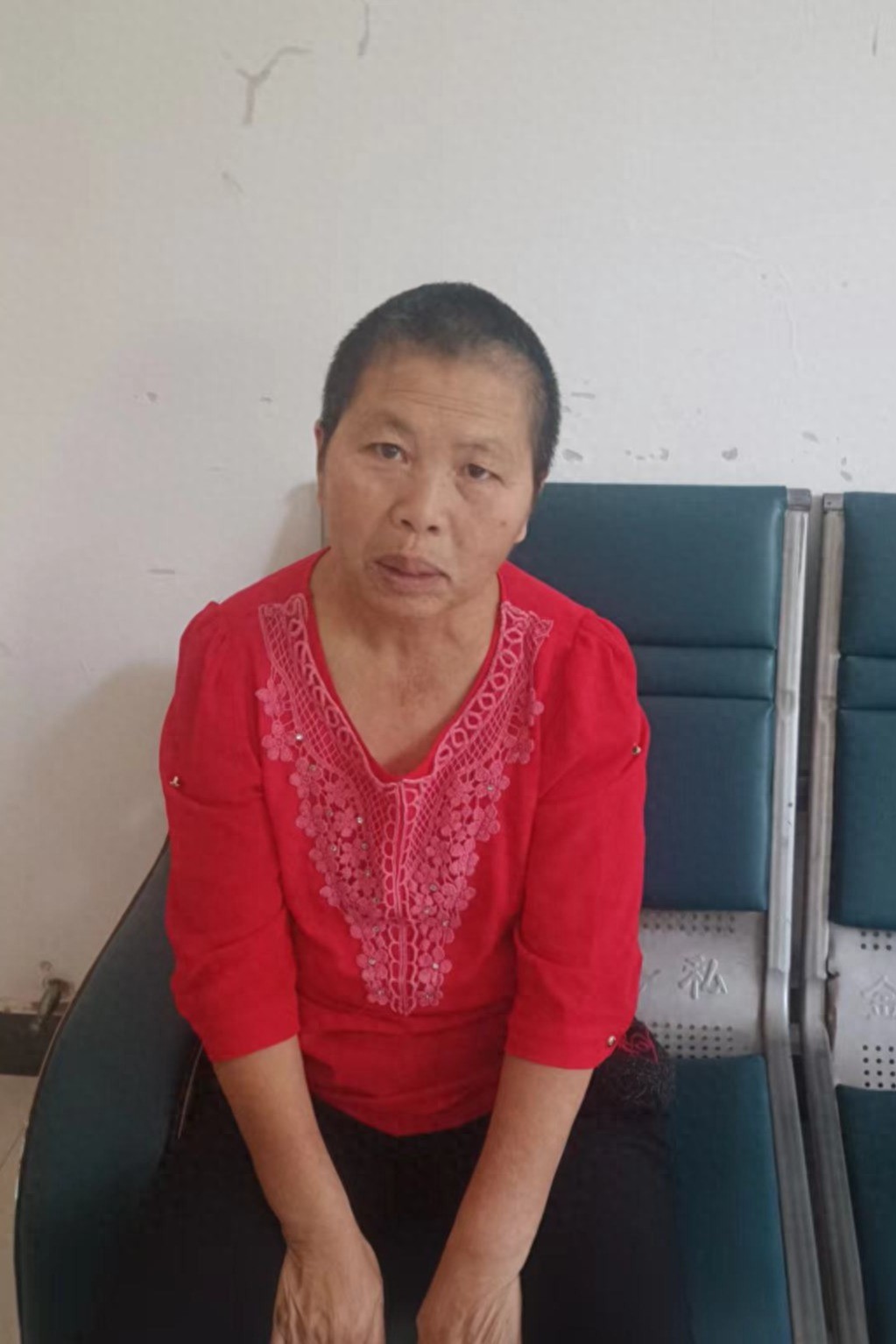 走失者照片 淮安市寻亲：六旬老太被救助，穿红色...