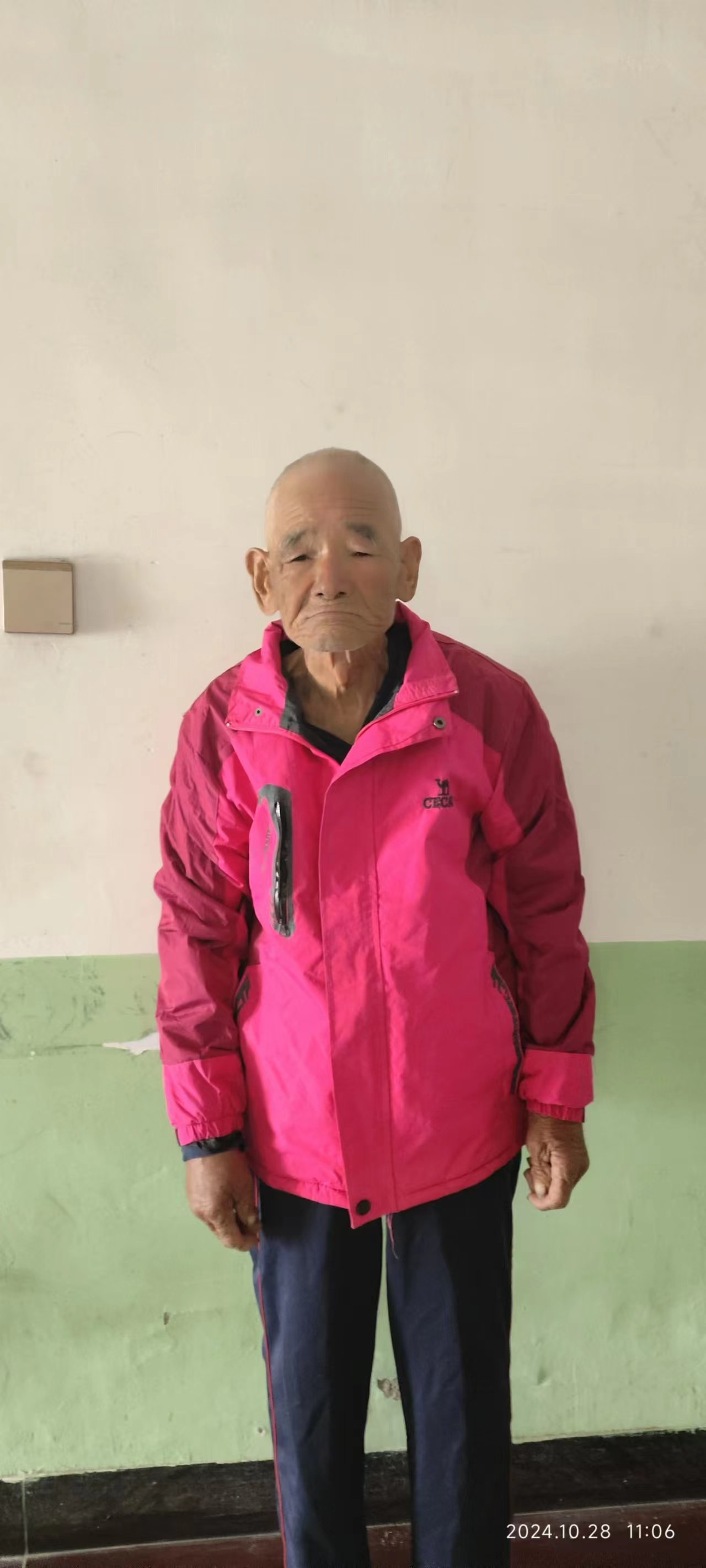 走失者照片 邯郸市寻亲：七旬老人被救助，穿灰色...