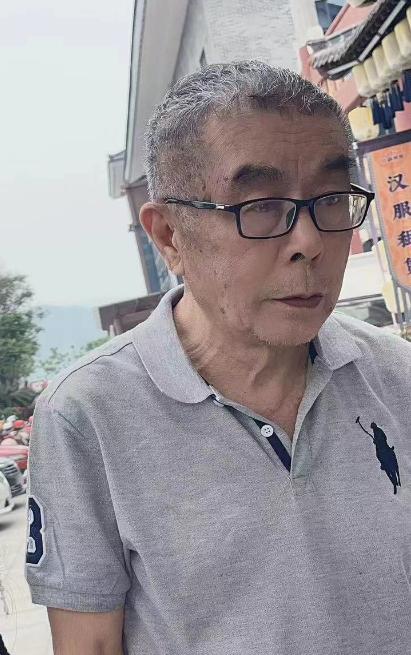 走失者照片 武汉市寻人：七旬老人走失，穿灰色短...