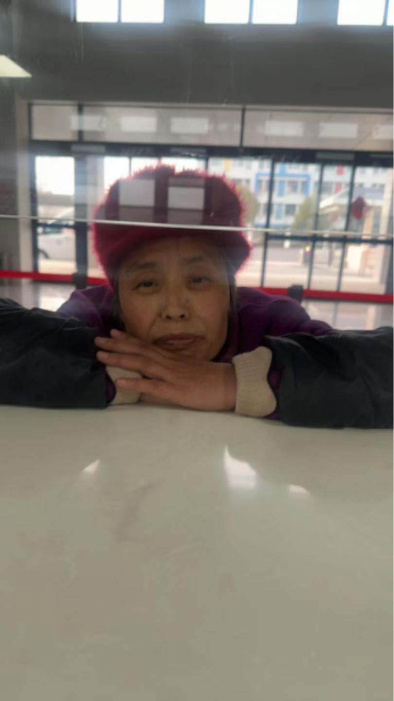 走失者照片 连云港寻亲：六旬老太被救助，穿紫色...