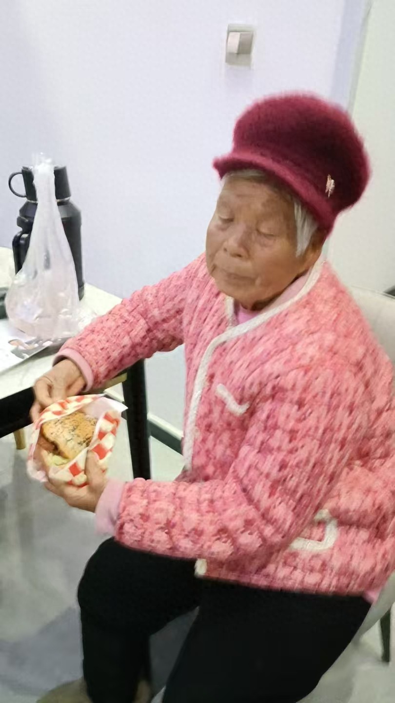 走失者照片 上海市寻人：八旬老太走失，穿红色花...