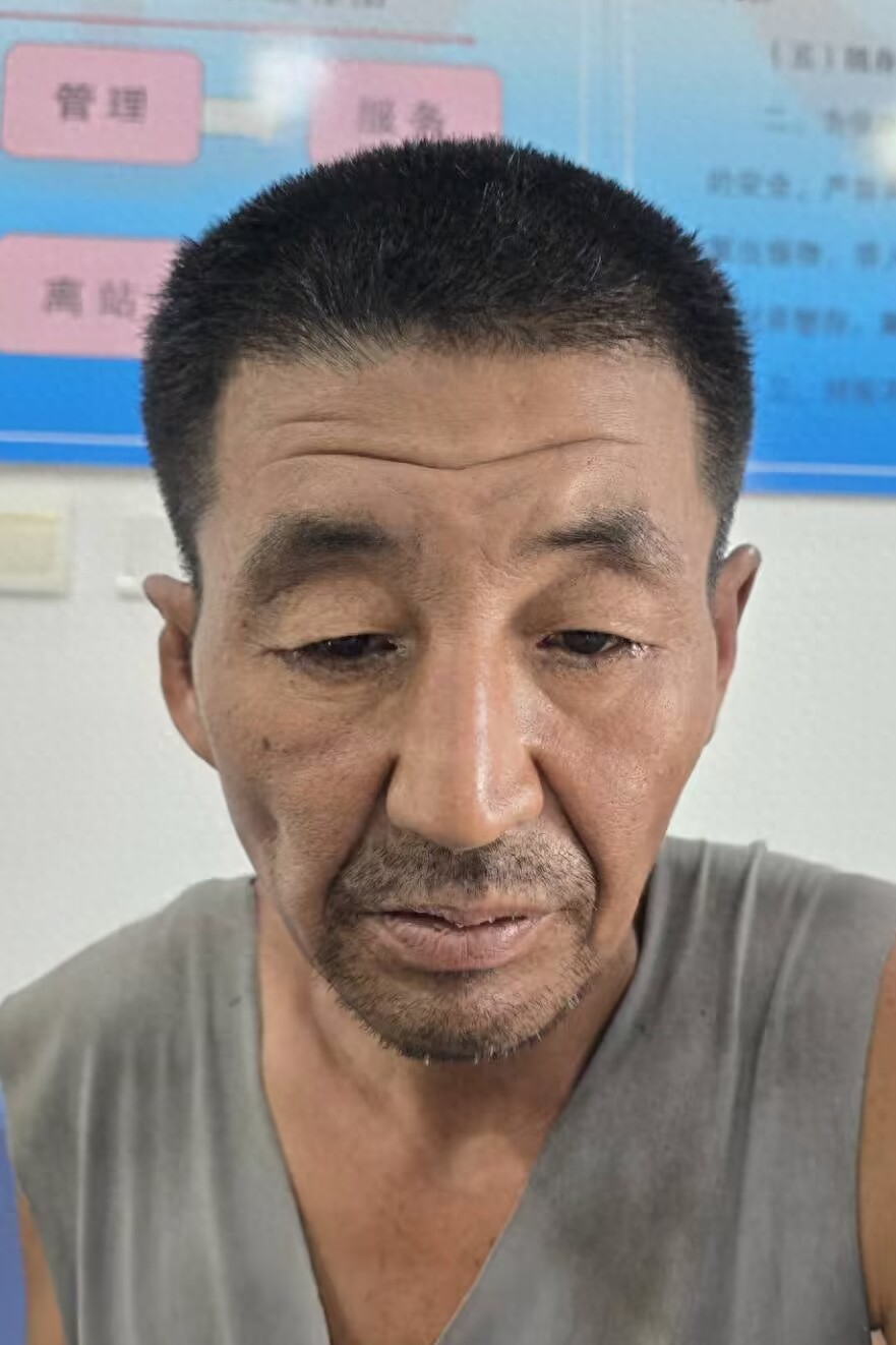 走失者照片 天津市寻亲：中年男子被救助，穿灰色...