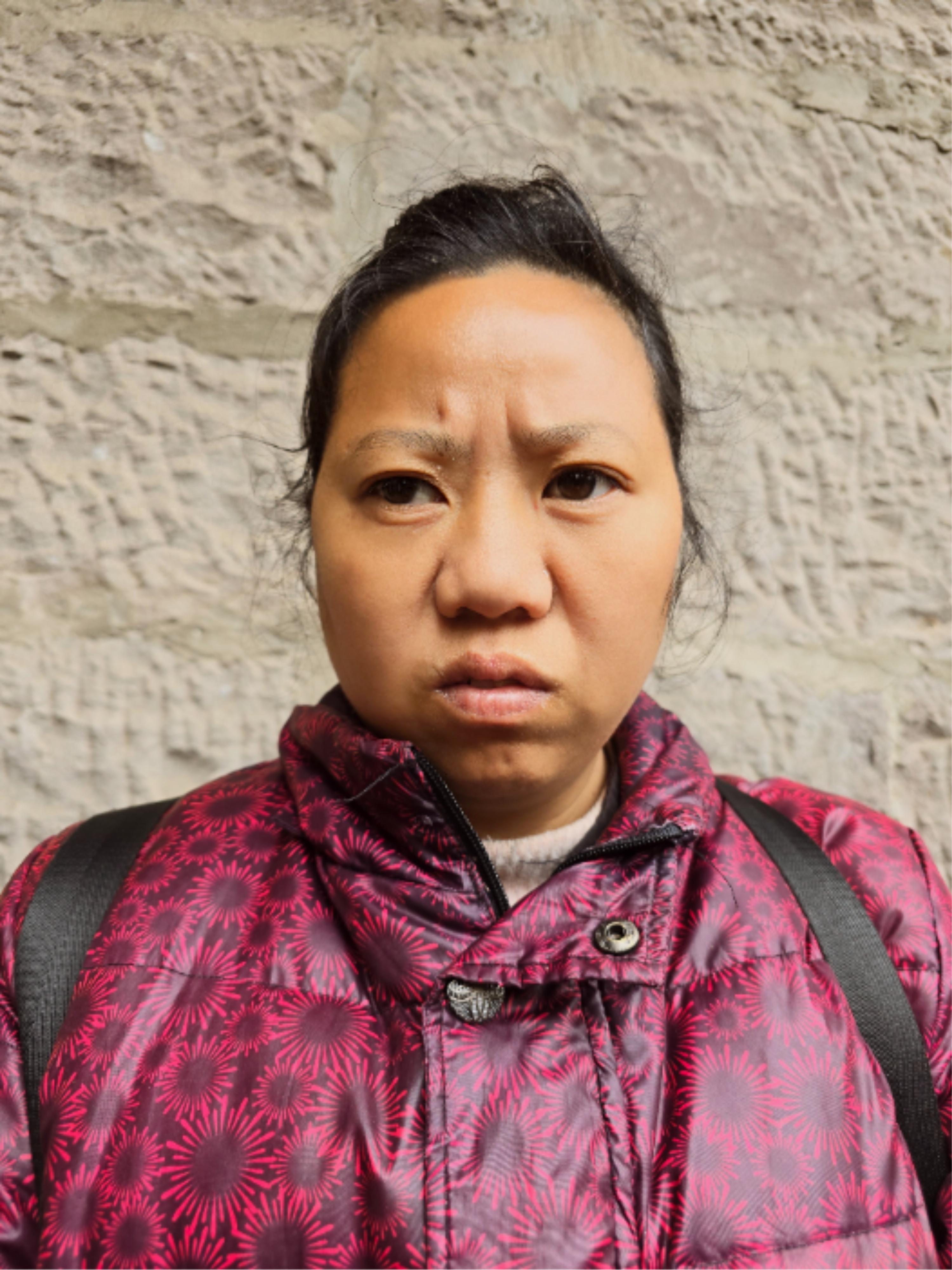 走失者照片 重庆市寻亲：五旬女子被救助，穿深红...