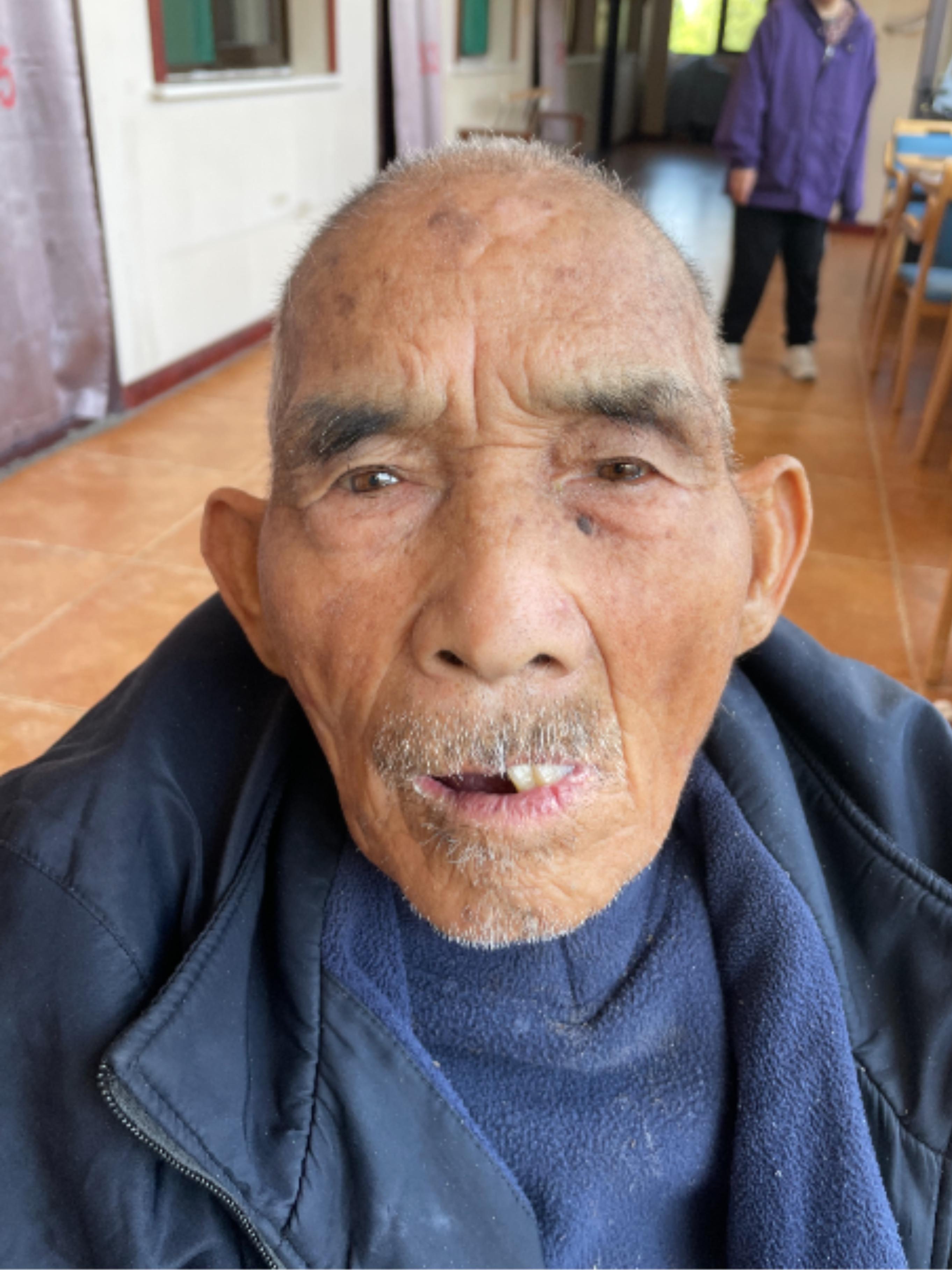 走失者照片 临汾市寻亲：七旬老人被救助，穿军绿...