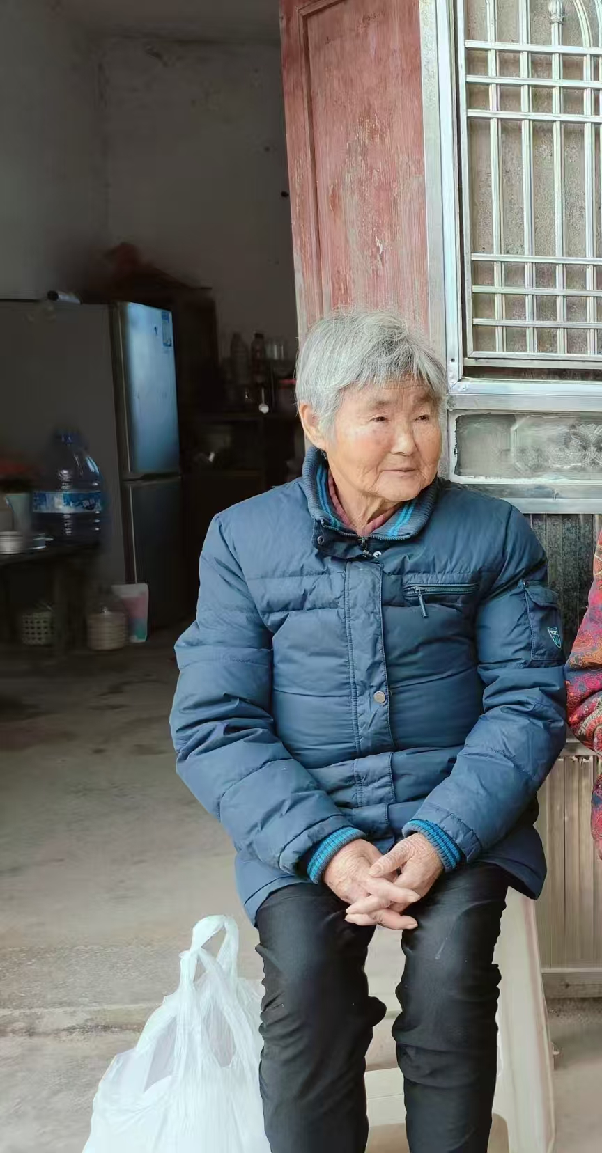 走失者照片 盐城市寻人：七旬老太走失，穿红色棉...