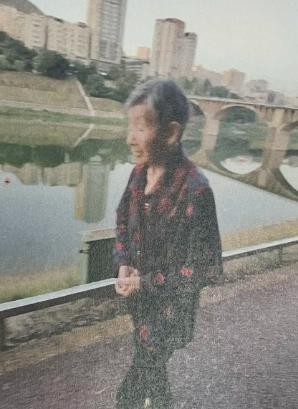 走失者照片 巴中市寻人：八旬老太走失，穿黑底红...