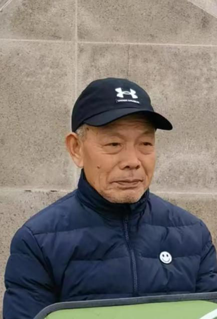 走失者照片 黄冈市寻人：七旬老人走失，戴灰色鸭...
