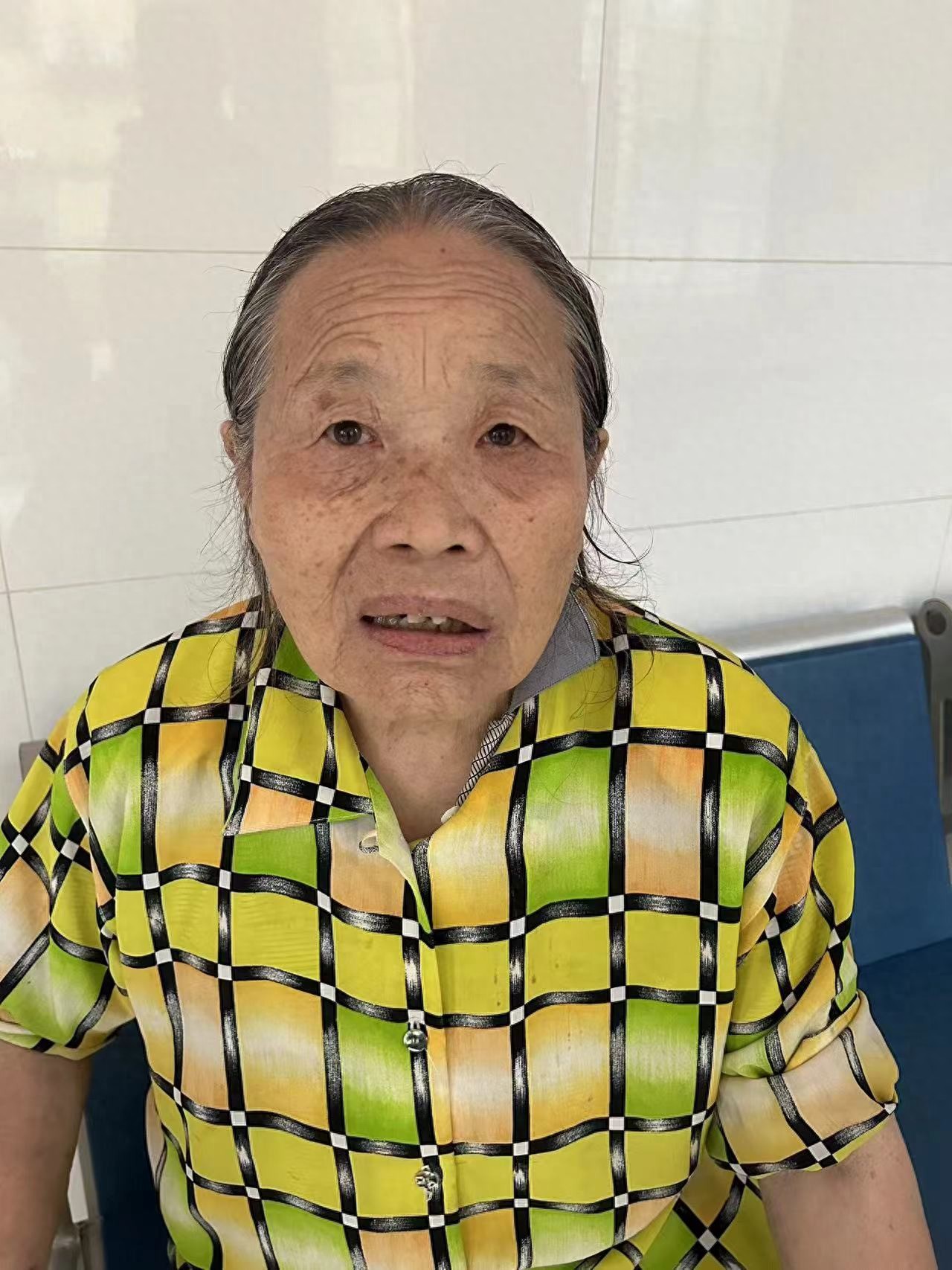 走失者照片 襄阳市寻亲：六旬老太被救助，穿花色...