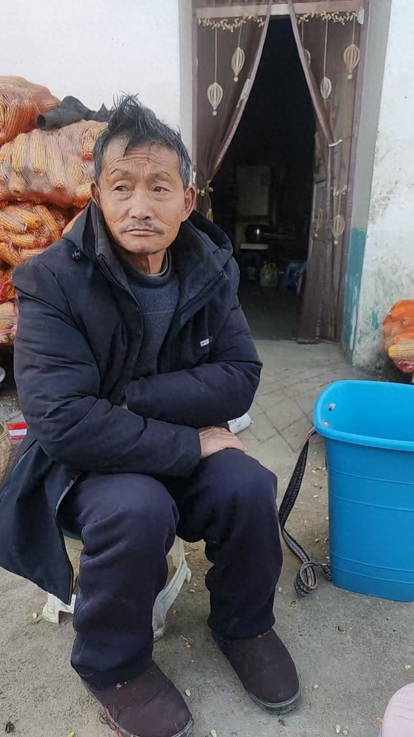 走失者照片 毕节市寻人：六旬老人走失，穿深蓝色...