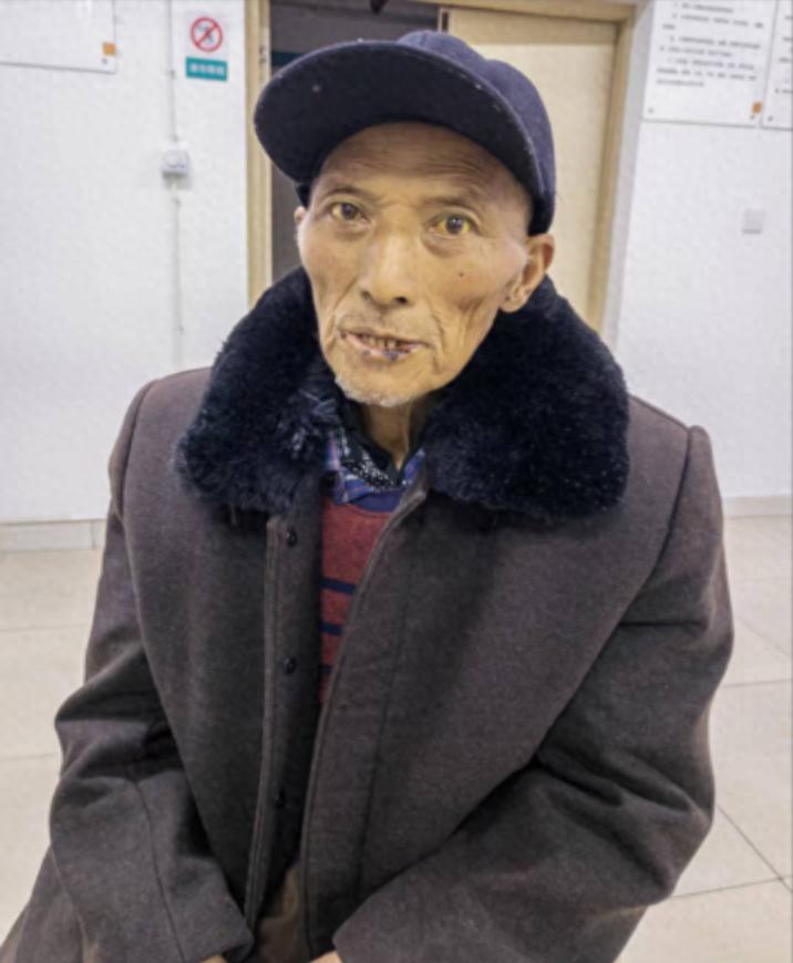 走失者照片 成都市寻亲：七旬老人被救助，穿黑色...