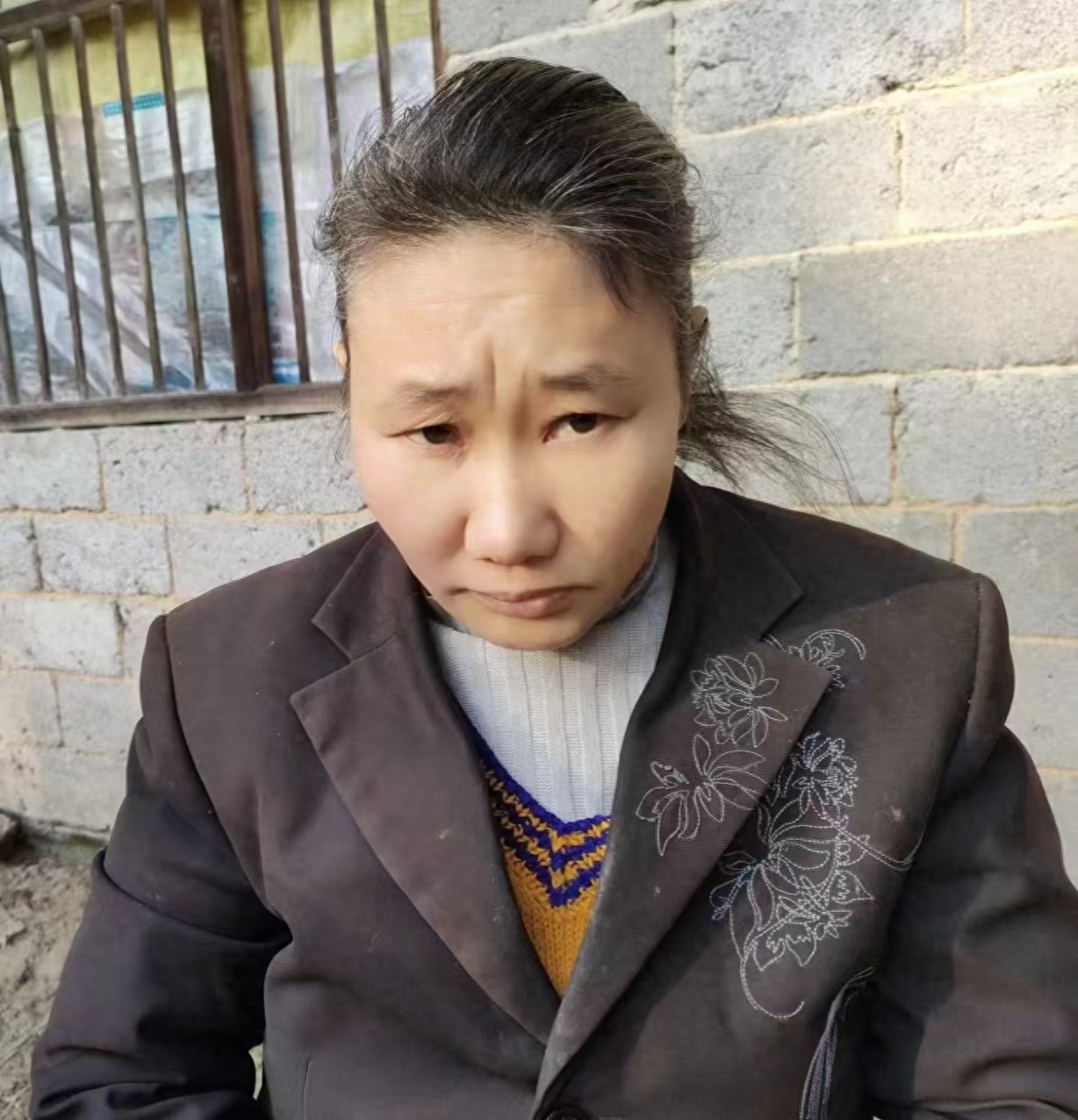 走失者照片 咸宁市寻亲：六旬老太被救助，穿深棕...